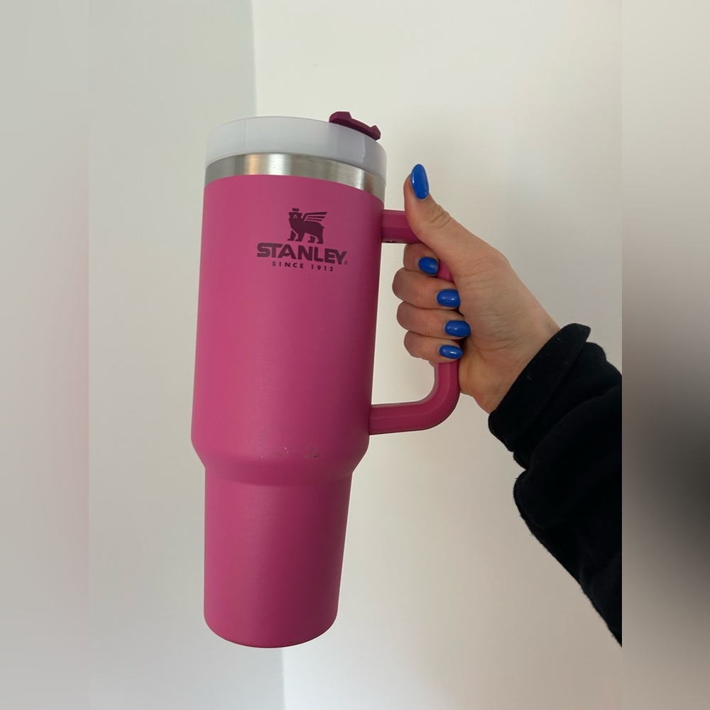 THE QUENCHER H2.0 FLOWSTATE™ TUMBLER | 40 OZ Color Fuchsia Stanley